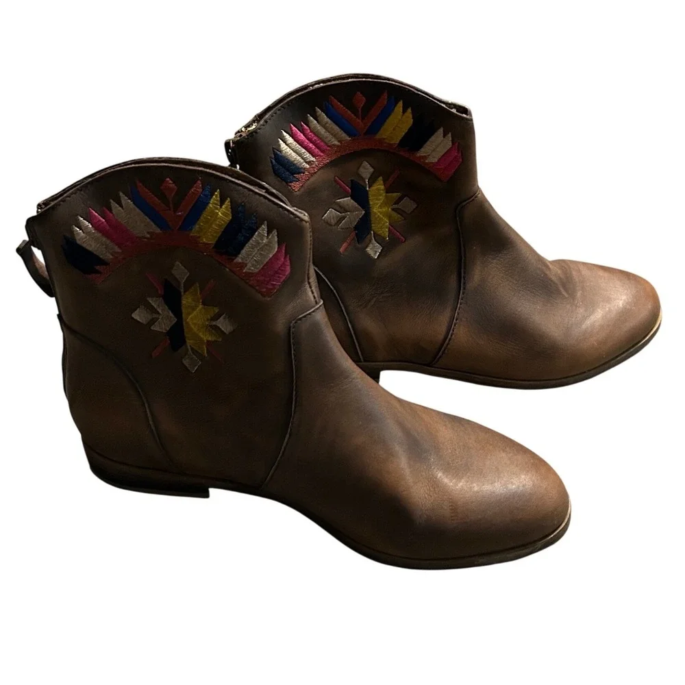 Cynthia Vincent Brown Leather Embroidered Ankle Boots – Size 6.5